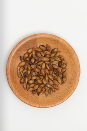 白色背景上的大麦茶