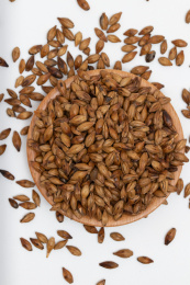 白色背景上的大麦茶