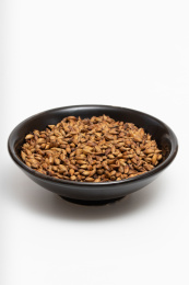 白色背景上的大麦茶