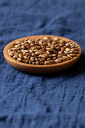 蓝色布上的大麦茶