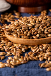 蓝色布上的大麦茶