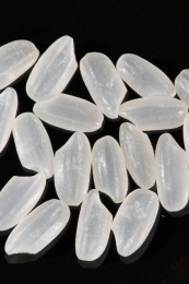 深色背景的大米