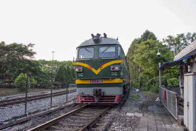 铁路上行驶的燃油动力的火车头