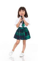 白色背景前拿着麦克风唱歌的小女孩