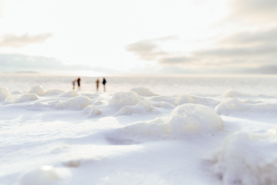 冬季积雪的中国新疆赛里木湖的冰面