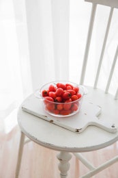 夏日午后白色椅子上的红色西红柿