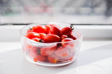 夏日午后阳光下的红色西红柿