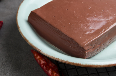 一块放在盘子里的新鲜猪红猪血