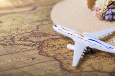 俯拍世界地图背景旅行用品太阳帽飞机模型