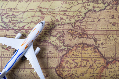 俯拍世界地图背景旅行出差概念飞机模型