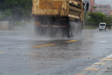城市下雨天的马路