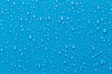 蓝色墙面上的小水珠