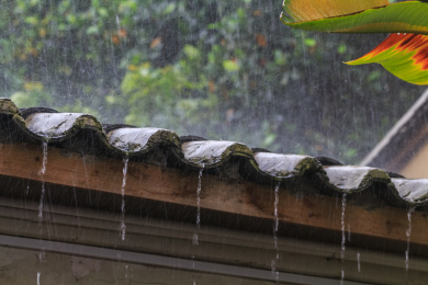 南方大雨天从屋檐流下来的雨水