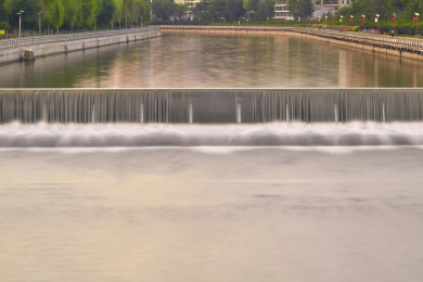 夏季青海省西宁市湟水河中水坝的长曝光景色