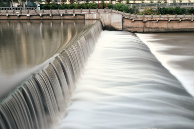 夏季青海省西宁市湟水河中水坝的长曝光景色