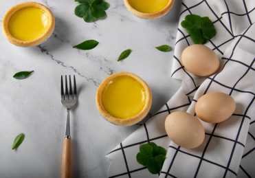 蓝布上的蛋挞和鸡蛋