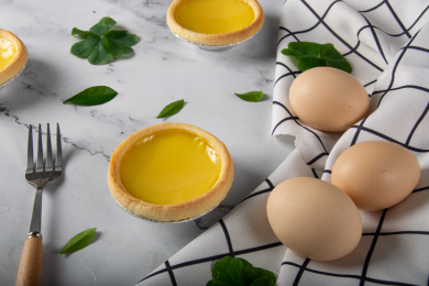 蓝布上的蛋挞和鸡蛋