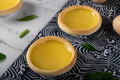 蓝布上的蛋挞和鸡蛋