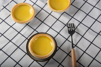 蓝布上的蛋挞和鸡蛋