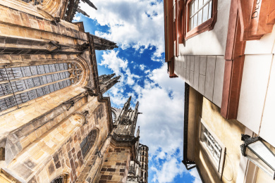 捷克共和国首都布拉格小巷里蓝天下古老的建筑