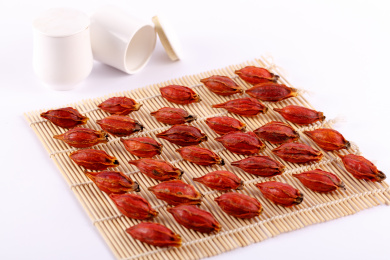 有序摆放在珠帘上的红色栀子