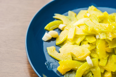 蓝色瓷盘里的传统菜肴清炒新鲜嫩南瓜片