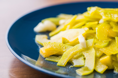 蓝色瓷盘里的传统菜肴清炒新鲜嫩南瓜片