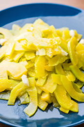 蓝色瓷盘里的传统菜肴清炒新鲜嫩南瓜片