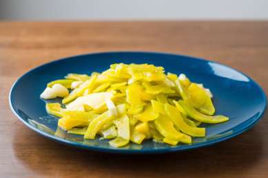 蓝色瓷盘里的传统菜肴清炒新鲜嫩南瓜片