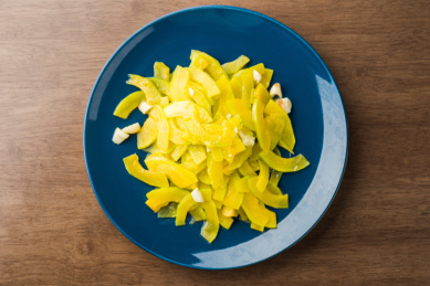 蓝色瓷盘里的传统菜肴清炒新鲜嫩南瓜片