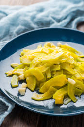 蓝色瓷盘里的传统菜肴清炒新鲜嫩南瓜片