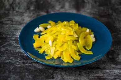 蓝色瓷盘里的传统菜肴清炒新鲜嫩南瓜片