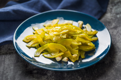 蓝色瓷盘里的传统菜肴清炒新鲜嫩南瓜片