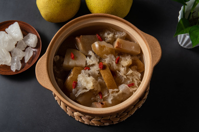 中国传统美食一砂锅冰糖雪梨炖银耳  