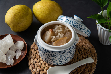 秋冬季养生美食一炖盅冰糖雪梨炖银耳