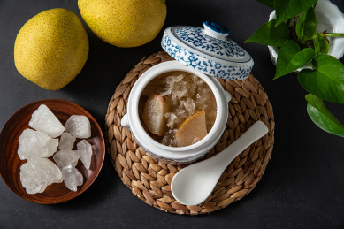 中国传统美食一炖盅冰糖雪梨炖银耳