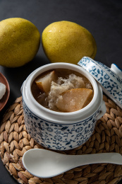 中国传统美食一炖盅冰糖雪梨炖银耳