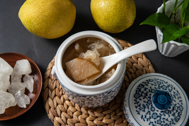 中国传统美食一炖盅冰糖雪梨炖银耳