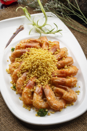 白色牛舌瓷盘装的油炸小米开背虾