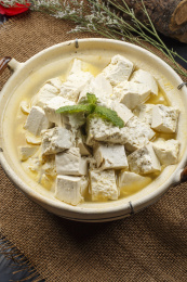 米色砂锅装的鸡汤豆腐煲