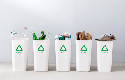 塑料玻璃金属纸和织物，5种可回收垃圾，分类装满在垃圾桶里