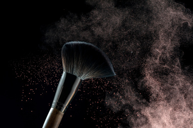 柔软的化妆刷毛在黑色背景中甩动