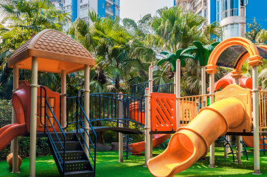 现代居民小区里的儿童游乐设施