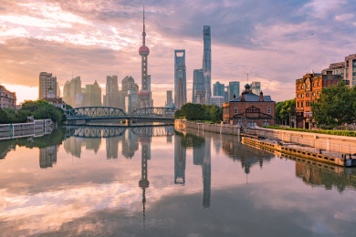 上海黄浦江边外滩外白渡桥夜色