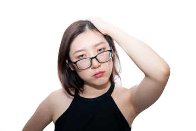 一个熬夜疲惫疲倦劳累的眯着眼的昏昏欲睡的中国美女女孩摸着自己的头表示头晕恶心头疼想休息