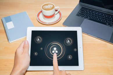 一个人手点击通讯录老大老板HR的头像进行招聘面试选择联络联系概念