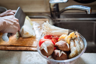 日式海鲜寿喜锅食材准备过程