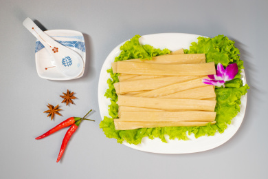 放在白色瓷盘生菜叶上的宽粉条