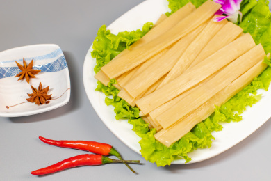 放在白色瓷盘生菜叶上的宽粉条