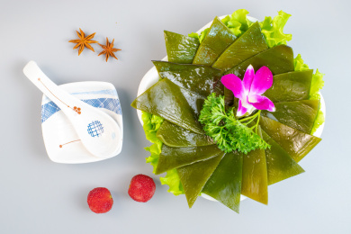 放在白色瓷盘上生菜叶上的海带片